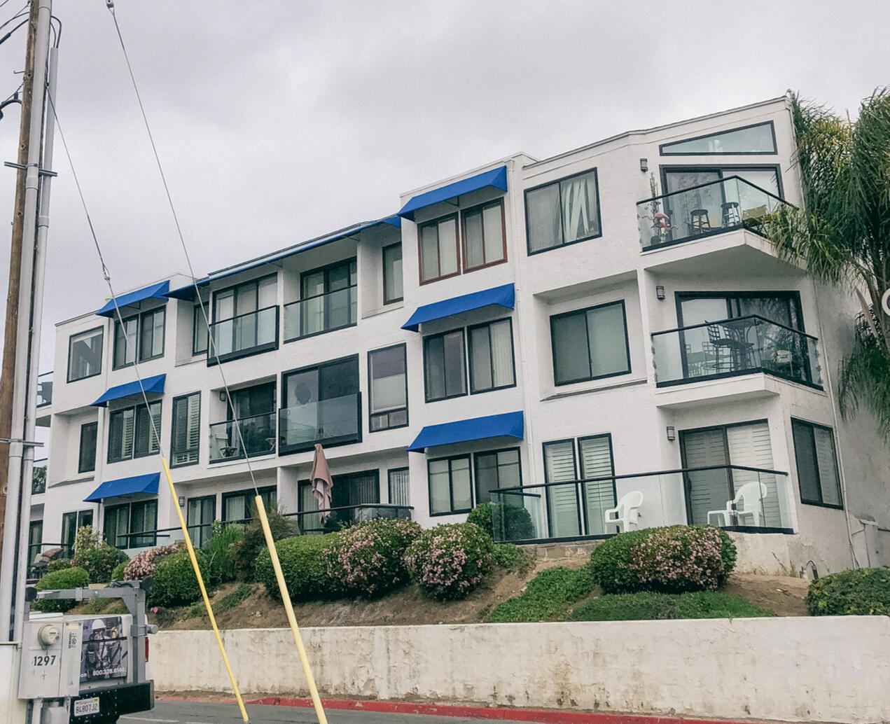 Glass balconies / Glass guardrails / Glass and aluminum - Mission Beach